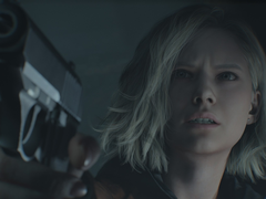 Une capture d'écran de la protagoniste de Resident Evil Reqiuem, Grace Ashcroft, tenant une arme à feu