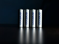 Une image montrant quatre piles AA
