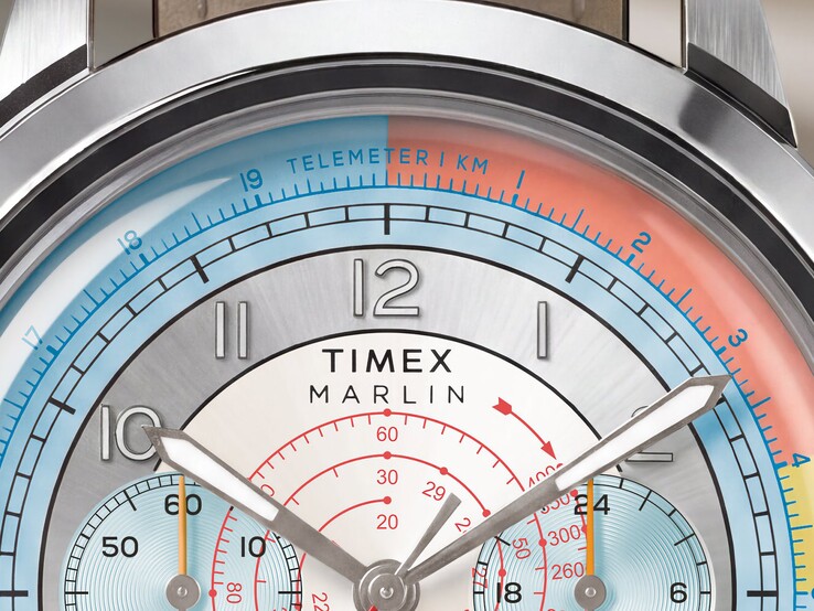 Gros plan sur le cadran du chronographe Timex Marlin Neo Classic, montrant son échelle télémétrique bleue, son échelle tachymétrique rouge et ses deux sous-cadrans.