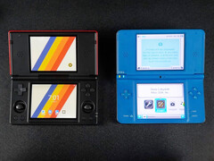 La RG DS d'Anbernic à côté d'une Nintendo DSi XL (Source de l'image : ETA Prime)
