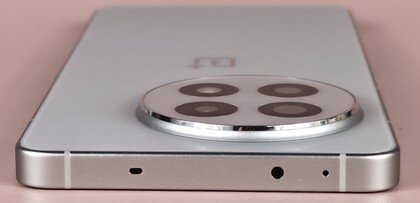 Face supérieure du boîtier (IR blaster, microphone)