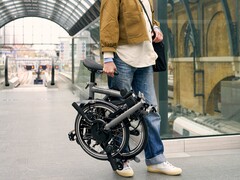 Le Brompton Electric P Line : Urban peut se charger complètement en quatre heures. (Image source : Brompton)