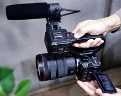 Le Canon EOS C50 intègre un capteur plein format et des fonctions vidéo dans un boîtier compact. (Source de l'image : Canon)