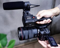 Le Canon EOS C50 intègre un capteur plein format et des fonctions vidéo dans un boîtier compact. (Source de l&#039;image : Canon)