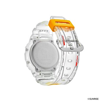Vue arrière de la G-Shock transparente sur le thème de Gundam, montrant le fond du boîtier en acier inoxydable et les graphiques détaillés du bracelet.