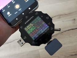 L'InfiRay P2 Pro connecté à notre testeur USB