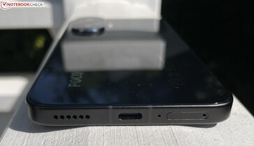 Bas : haut-parleur, USB-C 2.0, microphone, double SIM