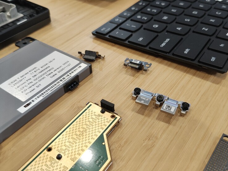 Quelques-uns des CRU du ThinkPad T14 Gen 7.