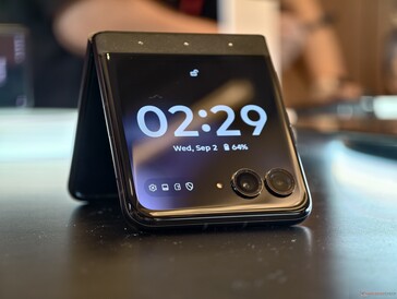 Présentation du Motorola Razr 70 avec coque ornée de cristaux Swarovski