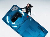 Le Nothing Phone (3a) Pro illustré était proposé en bleu, blanc et noir