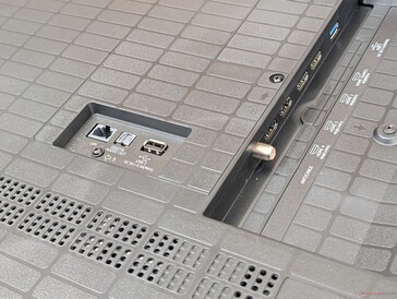Les ports LAN, audio et USB dépassent directement à l’arrière du téléviseur, ce qui complique la gestion des câbles