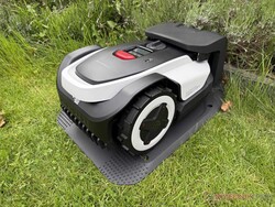 Le Roborock RockNeo Q105 dans sa station de recharge.