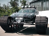 Après avoir été équipée de chaînes pesant 1,3 tonne chacune, la Tesla Model 3 est à peine reconnaissable (Image : The Real Life Guys)