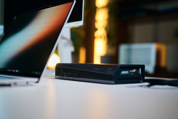 Posé à plat sur le bureau, ce boîtier compact offre un accès rapide par l'avant aux ports d'extension USB-A et USB-C, ainsi qu'à son discret système d'éclairage d'état RVB.