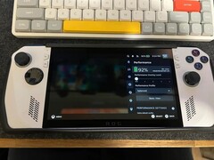 Le ASUS ROG Ally Z1 Extreme modifié fonctionnant sous SteamOS, avec une autonomie prévue de plus de 8 heures à 92 % de charge. (Source de l'image : u/BetweenInkandPaper via Reddit)