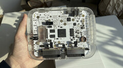 Prototype transparent de la console FPGA SuperStation One Lite à 200 $ montrant son circuit imprimé interne