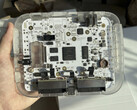 Prototype transparent de la console FPGA SuperStation One Lite à 200 $ montrant son circuit imprimé interne