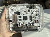 Prototype transparent de la console FPGA SuperStation One Lite à 200 $ montrant son circuit imprimé interne