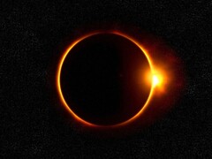Une image montrant une éclipse solaire avec un anneau de feu.