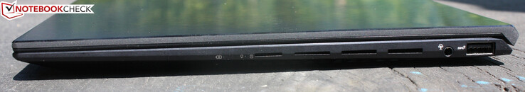 À droite : lecteur de carte microSD, port audio combo, USB 3.0 Type-A