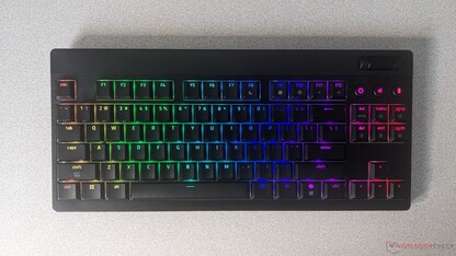 Razer BlackWidow V4 Clavier HyperSpeed TKL à profil bas Eclairage Chroma RGB (Image source : Adam Corsetti)