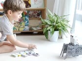 Les enfants peuvent connecter les blocs Codeebot entre eux afin de créer des programmes pour contrôler leurs robots. (Source de l'image : Codee)