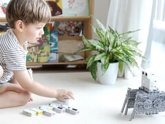 Les enfants peuvent connecter les blocs Codeebot entre eux afin de créer des programmes pour contrôler leurs robots. (Source de l'image : Codee)