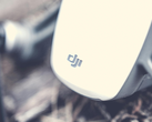 Gros plan du logo de DJI sur un drone.