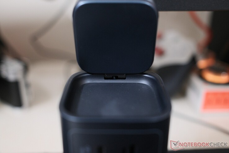 La charnière du socle de recharge sans fil a tendance à se desserrer légèrement si vous modifiez fréquemment son angle.