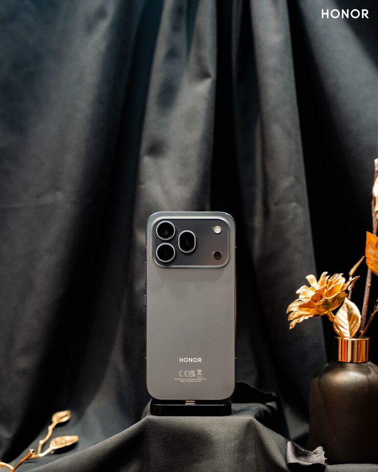 Le Honor 600 Pro est doté d'une grande batterie de 7 000 mAh et d'un système de charge filaire de 80 W