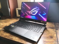 Le prochain ROG Strix Scar 15 est apparu à la FCC, le modèle actuel est illustré. (Image source : NotebookCheck)