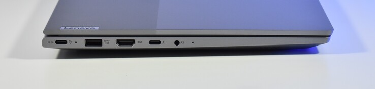 gauche : USB-C 3.2 Gen 2, USB-A 3.2 Gen 1, HDMI, Thunderbolt 4, Audio 3,5 mm
