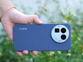 Le Realme GT 8 Pro est doté d'un module de caméra Ricoh GR interchangeable, comme le révèlent des images de prise en main, des photos de presse et une vidéo promotionnelle. (Source de l'image : @feni_book)