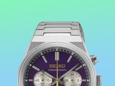 Gros plan sur la moitié supérieure de la Seiko HGK003, mettant en valeur le boîtier angulaire en acier inoxydable, les maillons supérieurs du bracelet, les poussoirs supérieurs et la partie supérieure du cadran violet, sur fond de dégradé vert et bleu éclatant.