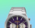 Gros plan sur la moitié supérieure de la Seiko HGK003, mettant en valeur le boîtier angulaire en acier inoxydable, les maillons supérieurs du bracelet, les poussoirs supérieurs et la partie supérieure du cadran violet, sur fond de dégradé vert et bleu éclatant.