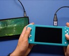 Une Nintendo Switch Lite modifiée transmet le jeu par HDMI à un écran externe (source d'image : Taki II via YouTube)