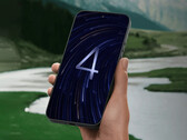 Le premier lot comprend au total sept appareils. Sur la photo : une image promotionnelle retouchée du Xiaomi 17 Ultra, avec le logo HyperOS 4 en haut.