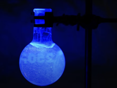 Les OLED bleues sont un problème de la technologie OLED qui n'a pas encore été résolu. (Image : Université de Cambridge/Yusuf Hamied)