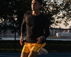 La Forerunner 265 est disponible en plusieurs finitions, dont l'option Aqua et Black illustrée. (Source de l'image : Garmin)