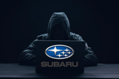 Un chercheur en sécurité a découvert une faille qui lui permet de suivre et de contrôler les voitures Subaru. (Source de l'image : logo Subaru et Shutterstock, avec modifications)