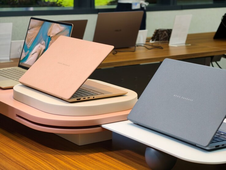 Les ordinateurs portables 2026 Zenbook 14 Copilot AI sont disponibles en beige Zabriskie, corail Komodo et bleu arctique (de gauche à droite).