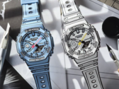 La série Casio Manga GA-2100MNG comprend deux montres, l'une en bleu et l'autre en blanc. (Source de l'image : Casio)
