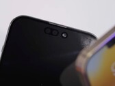 L'iPhone 14 Pro Max et ses deux caméras à perforation de près. (Image source : Unbox Therapy)