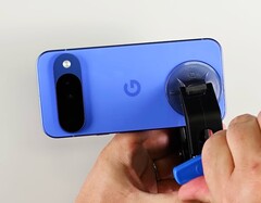 Le dos du Pixel 10 est relativement facile à retirer. (Source de l&#039;image : iFixit)