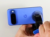 Le dos du Pixel 10 est relativement facile à retirer. (Source de l'image : iFixit)