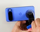 Le dos du Pixel 10 est relativement facile à retirer. (Source de l'image : iFixit)