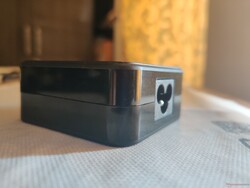 L'adaptateur électrique de 65 W est assez compact et peut alimenter suffisamment l'ordinateur portable à pleine charge