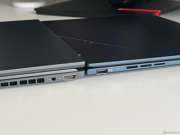 Zenbook Duo OLED (gauche) vs Zenbook 14 OLED (droite)