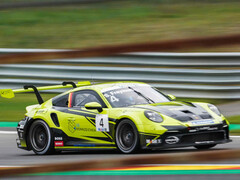 Une voiture de course, filmée en 2022.