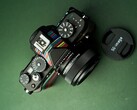 Le SG-Image 35 mm f/2,2 est commercialisé comme un objectif compact et polyvalent à un prix abordable.